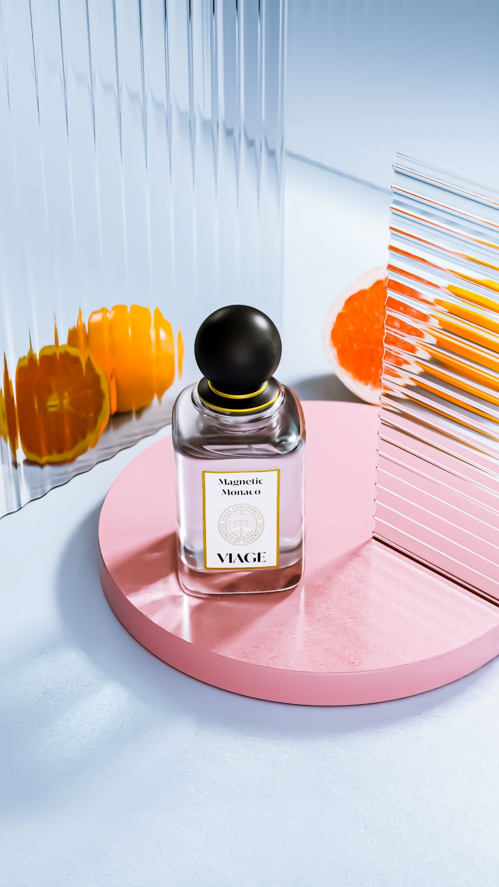 Viage Magnetic Monaco Extrait de Parfum 100 ml – Flakon auf rosa Podest hinter Riffelglas mit Orangenscheiben