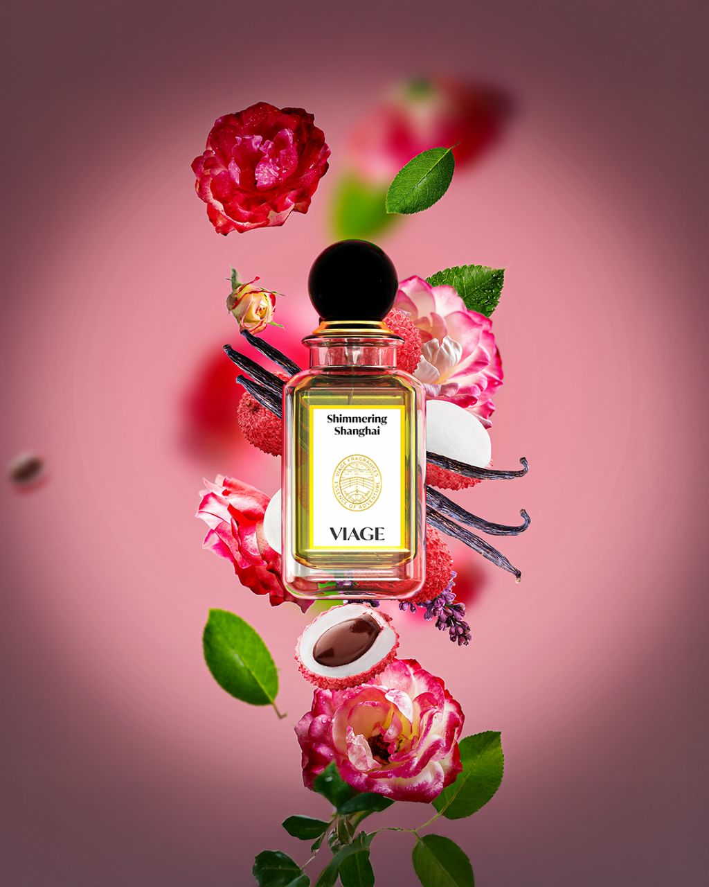 Viage Shimmering Shanghai Extrait de Parfum 100 ml – Flakon mit Rosen, Litschis, Vanilleschoten und Lavendel vor rosa Hintergrund