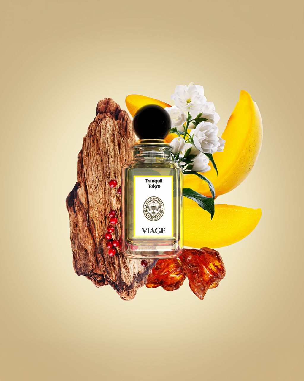 Viage Tranquil Tokyo Extrait de Parfum 100 ml – Flakon mit Holzrinde, rosa Pfeffer, Mango, Jasmin und Bernstein vor beigem Hintergrund