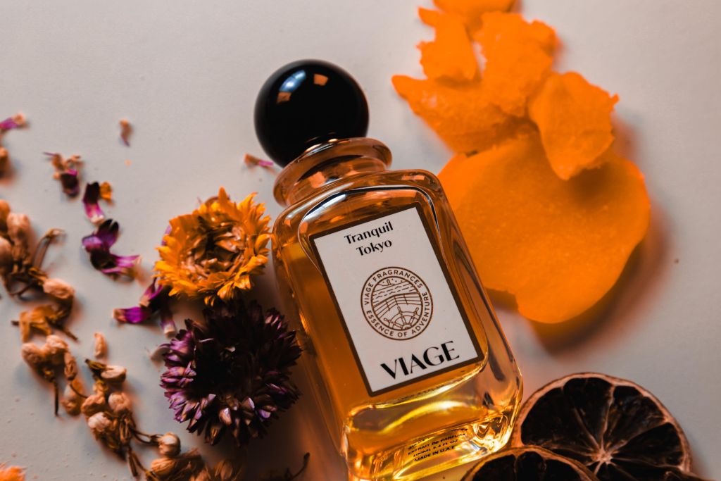 Viage Tranquil Tokyo Extrait de Parfum 100 ml – Liegender Flakon mit Trockenblumen, Orangenschale und getrockneten Orangenscheiben
