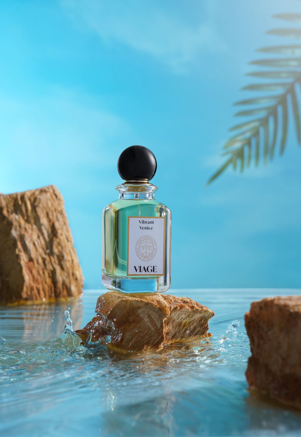 Viage Vibrant Venice Extrait de Parfum 100 ml – Flakon mit türkisem Inhalt auf Felsen im Wasser vor blauem Himmel