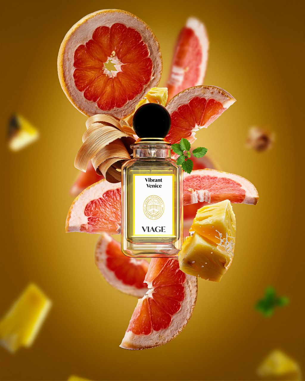Viage Vibrant Venice Extrait de Parfum 100 ml – Flakon mit Grapefruitscheiben, Ananas, Holzspänen und Minze vor goldgelbem Hintergrund