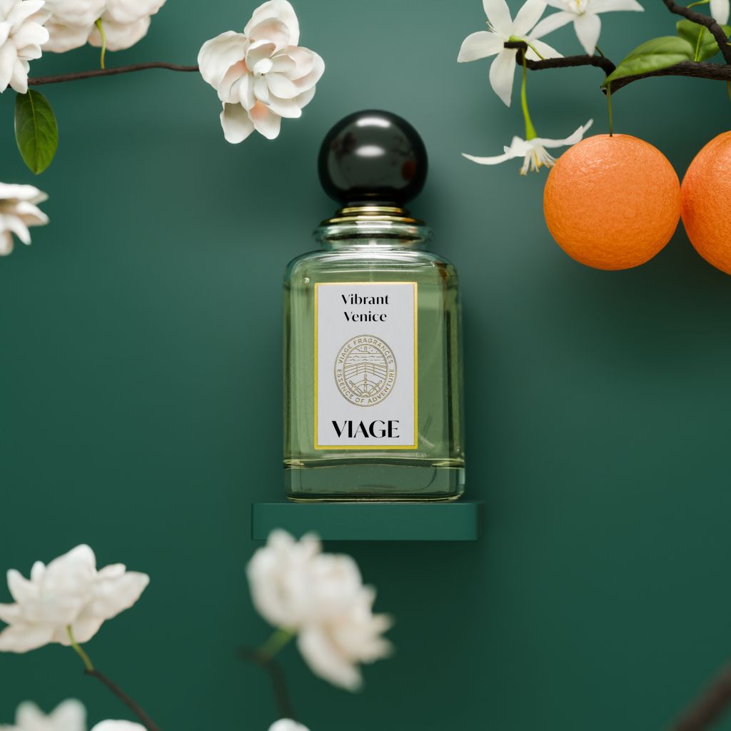 Viage Vibrant Venice Extrait de Parfum 100 ml – Flakon auf Wandkonsole vor dunkelgrüner Wand mit Orangen und weissen Blüten