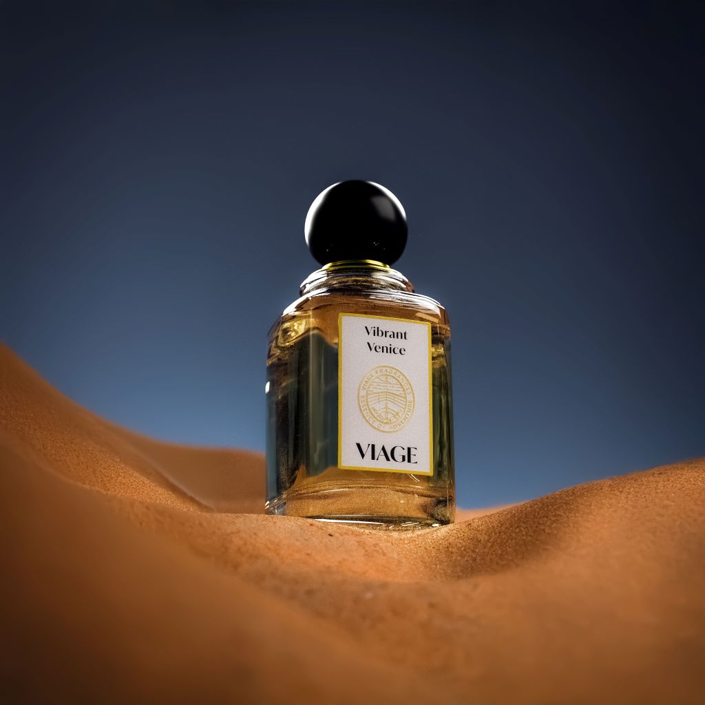 Viage Vibrant Venice Extrait de Parfum 100 ml – Flakon auf orangefarbener Sanddüne vor dunkelblauem Himmel